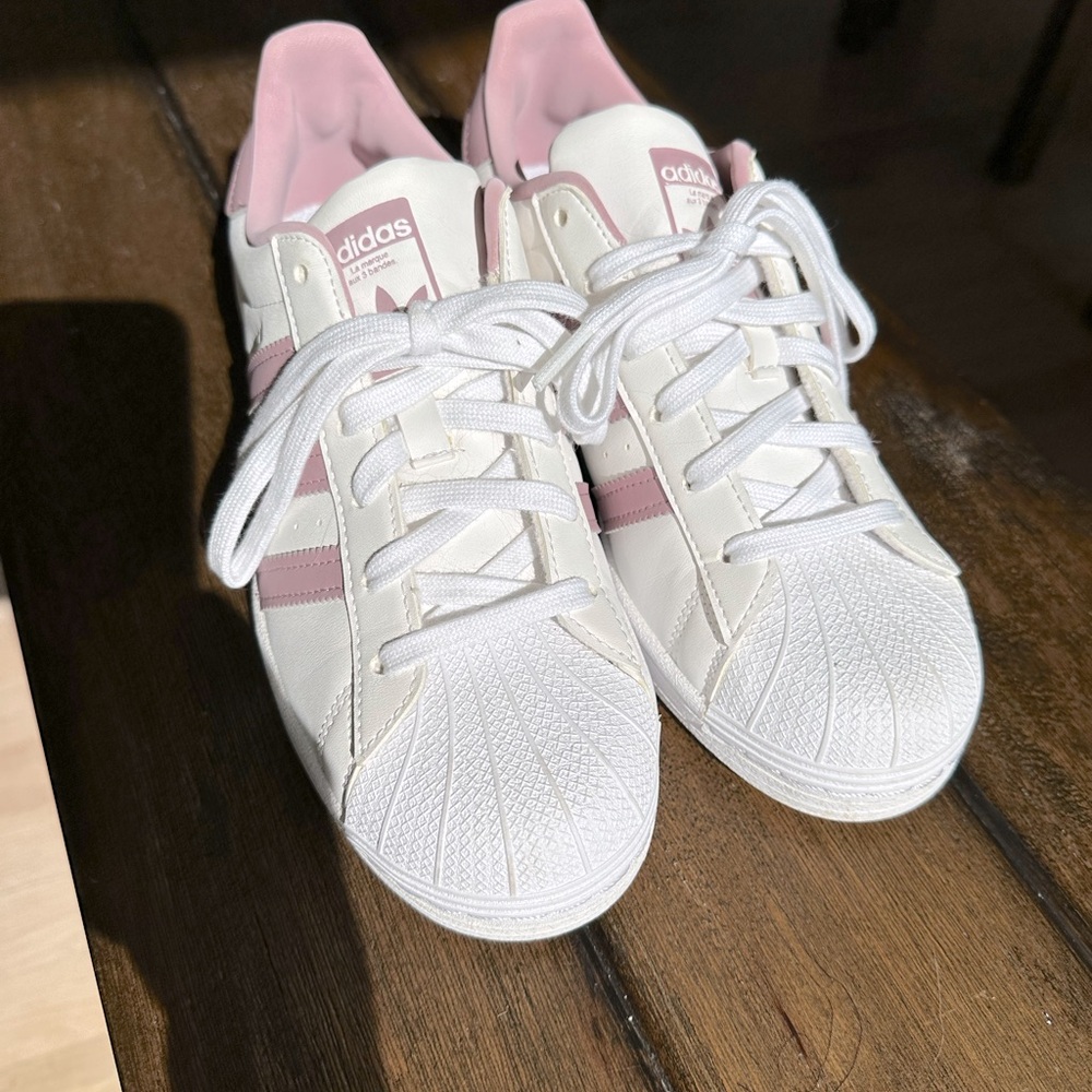 Adidas Superstar in 7.5